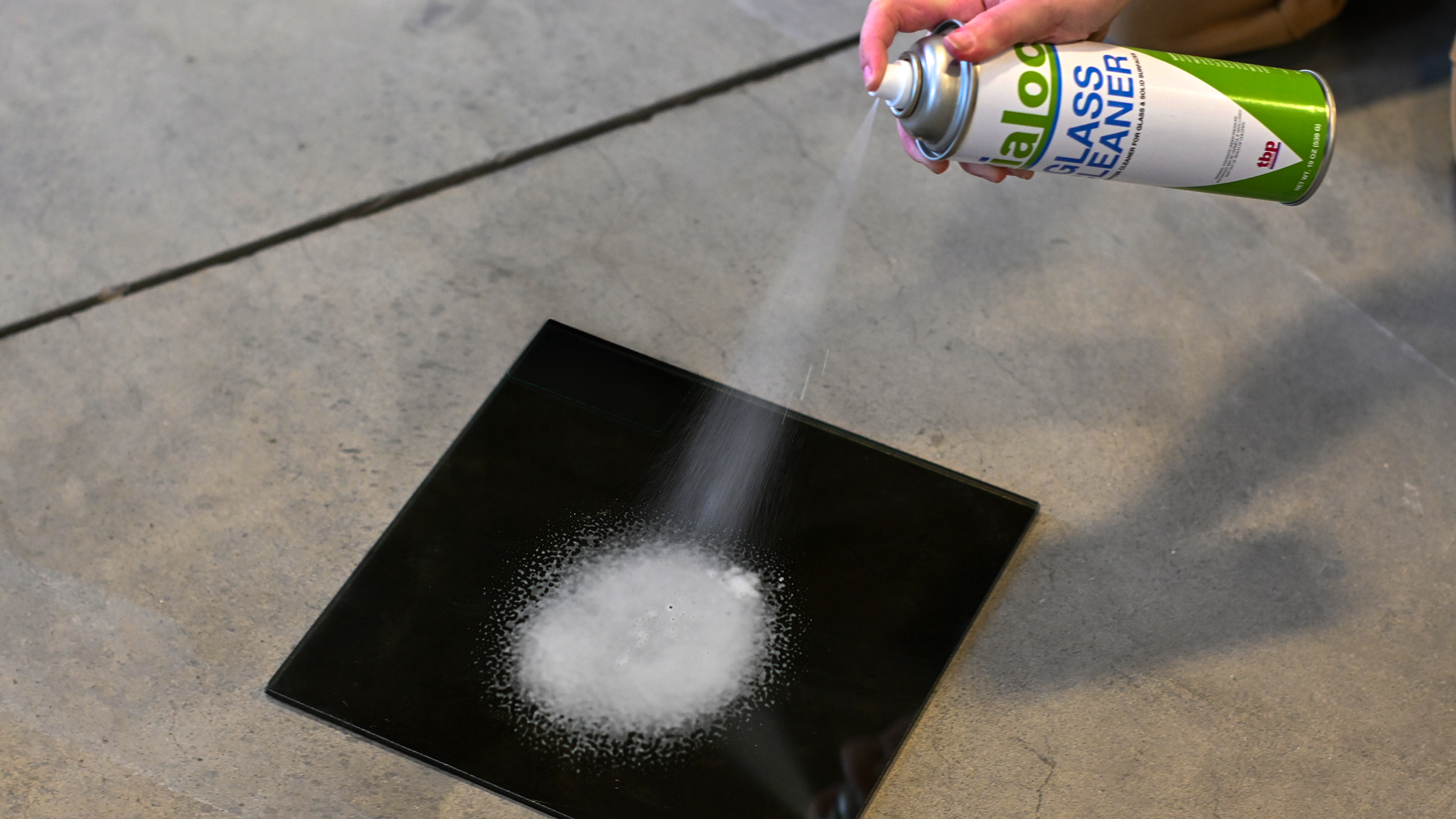 Zialoc Glass Cleaner Spraying_L